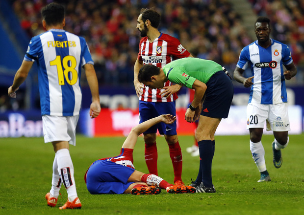 Tiago se fractura la tibia Tiago se duele en el suelo antes de ser atendido.