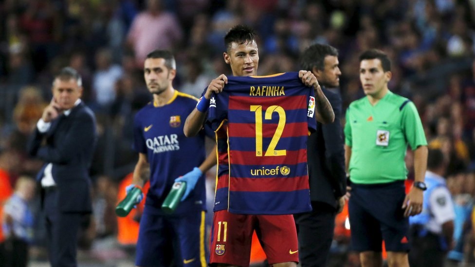 El Barça rota y sigue líder