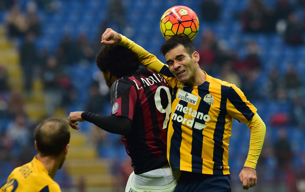 El colista agrava la situación del Milan