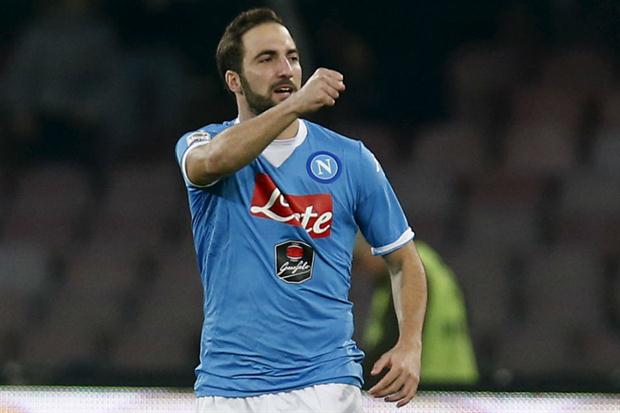 Higuaín coloca al Nápoles en cabeza