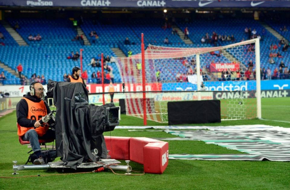 832551-un-cameraman-en-position-pour-la-retransmission-du-match-entre-l-atletico-madrid-et-valence-au-stade
