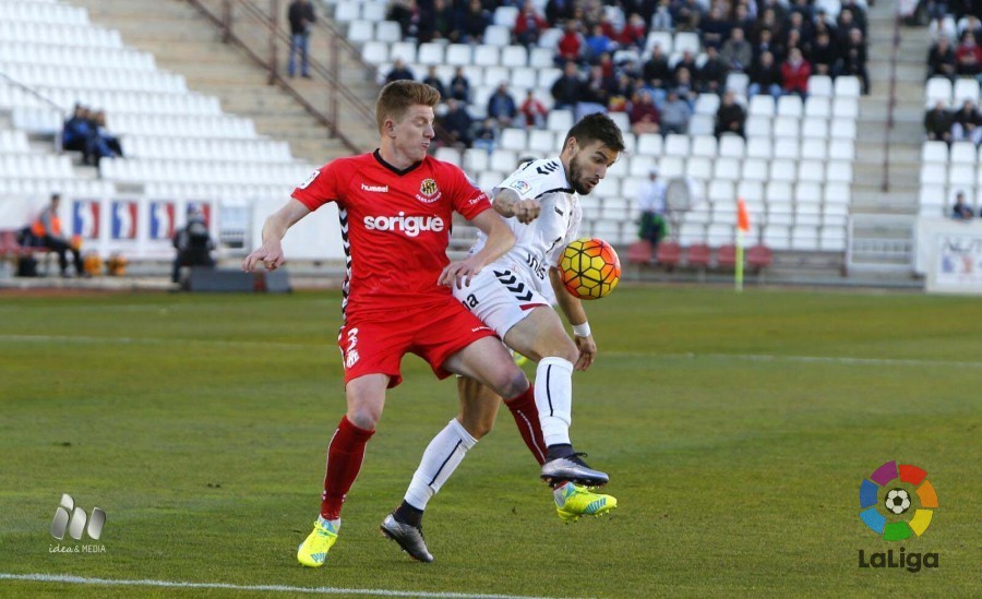 El fútbol fue justo en el Carlos Belmonte