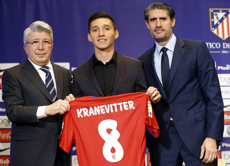 Matías Kranevitter posa con su nueva camiseta | Foto: Web del Atlético de Madrid