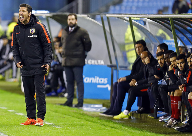 Simeone: “Tenemos claro que lo prioritario es funcionar como equipo” Simeone en el banquillo de Balaídos