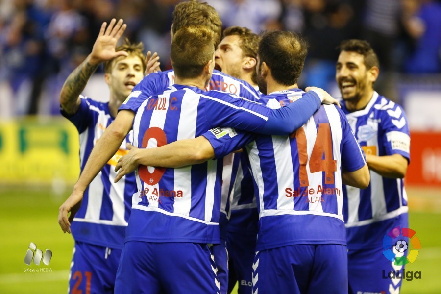 El Alavés continúa líder tras ganar al Huesca