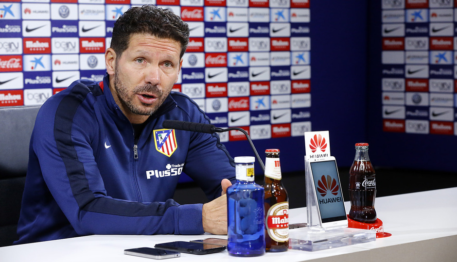 Simeone: “Tenemos un objetivo claro: superarnos a nosotros mismos” Simeone compadece en rueda de prensa | Foto: clubatleticodemadrid.com