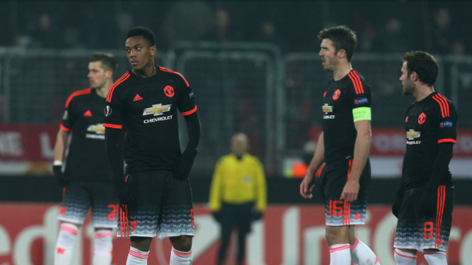 El Manchester United se complica