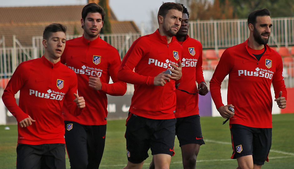 Fernando Torres, al margen del grupo en la vuelta al trabajo