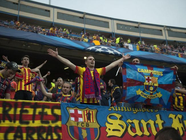 noche-de-unas-y-rendicion-para-la-aficion-del-barca-en-el-calderon