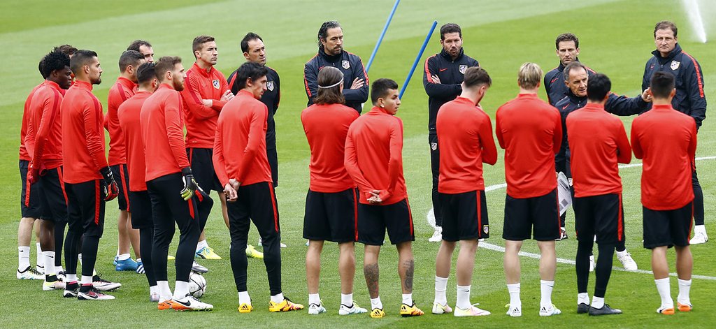 Simeone lleva 22 jugadores y confirma la titularidad Godín
