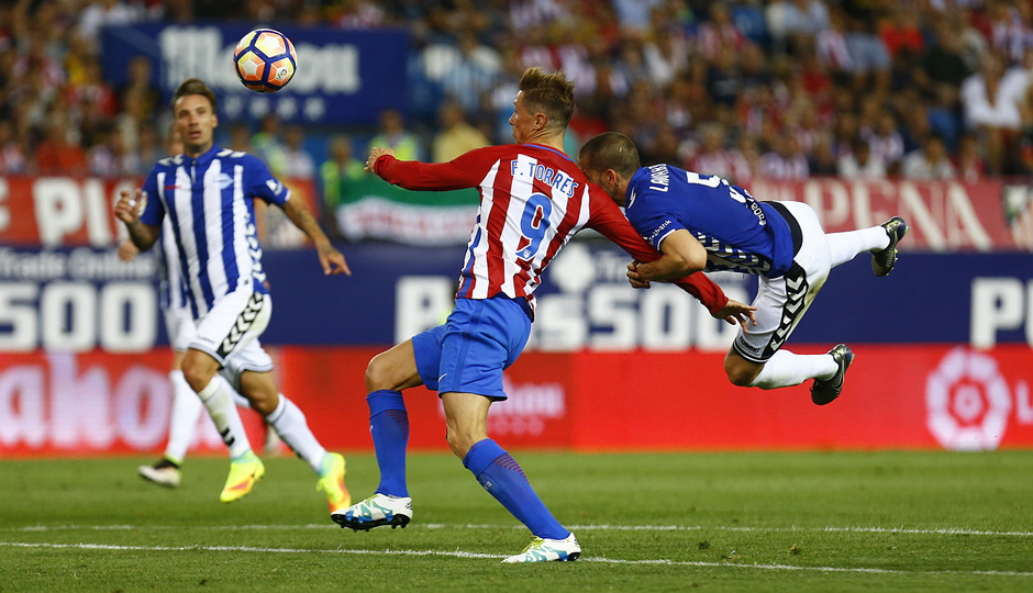 Laguardia derriba a Torres cometiendo un penalti.