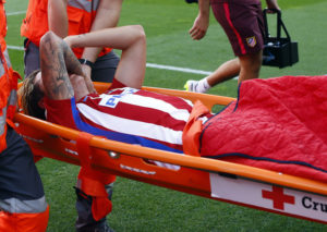 Giménez se retira en camilla en el minuto 35. Foto: www.clubatleticodemadrid.com
