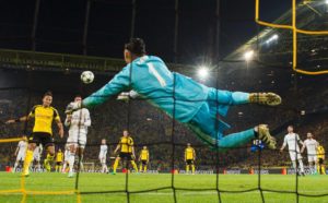Keylor Navas despeja mal en el gol del empate |Foto: ODD ANDERSEN AFP
