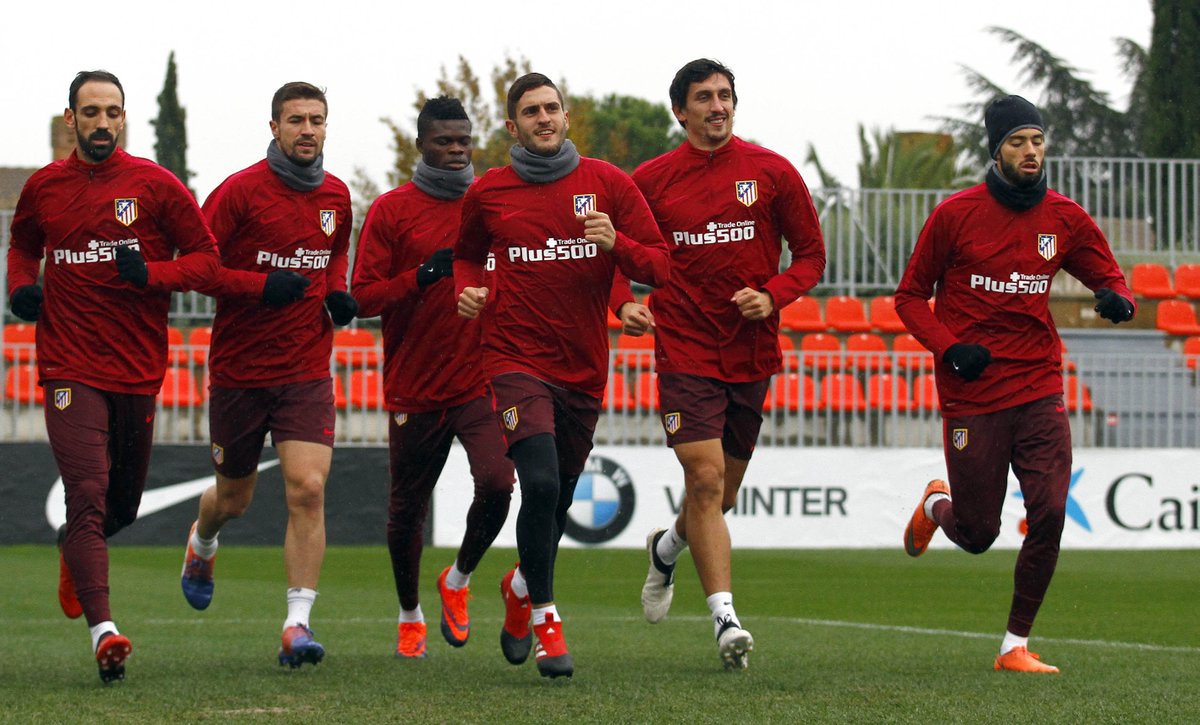 Los jugadores del Atlético se entrenan bajo techo esta mañana Los jugadores del Atlético se entrenan bajo techo esta mañana