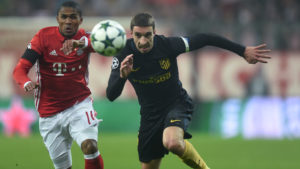 Vrsaljko y Douglas Costa disputan el balón.