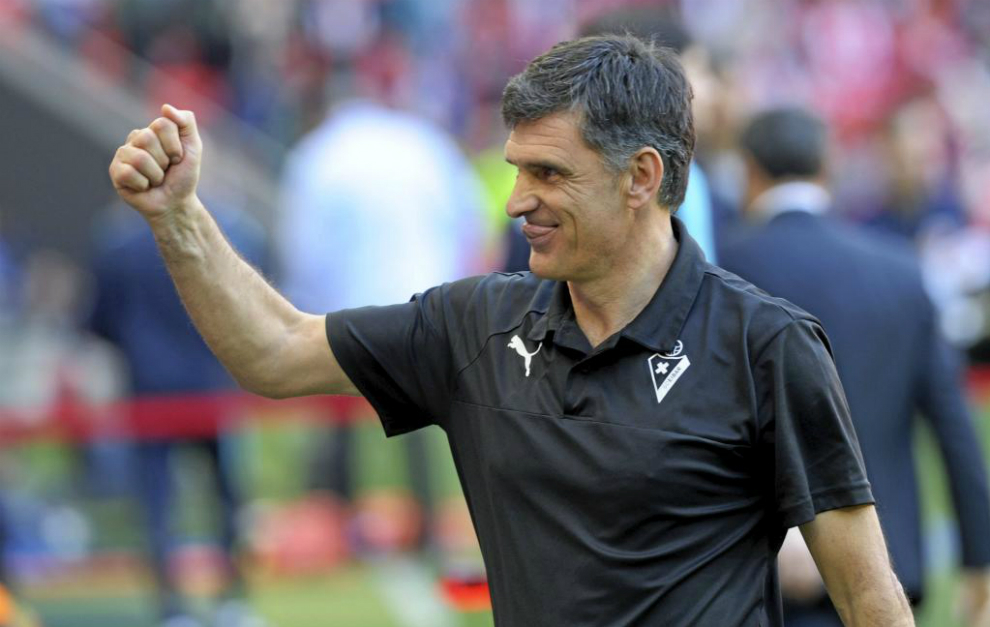 Mendilibar: "El Atlético defiende bien y ataca con estrategia" Mendilibar, durante un partido
