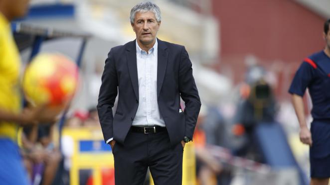 Setién: "Intentaremos hacer todo lo posible para remontar" Quique Setién, durante un partido