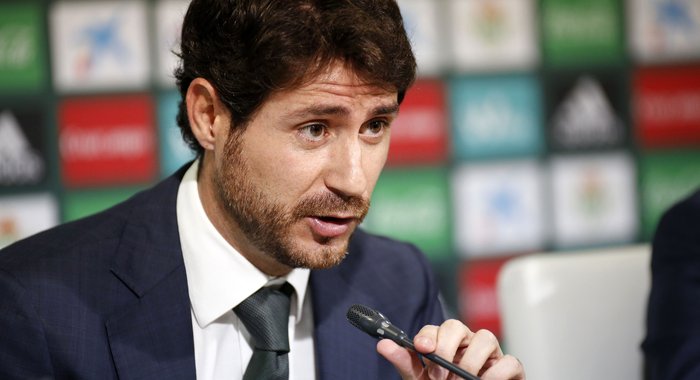 Víctor: "Nos enfrentamos a uno de los mejores rivales del fútbol mundial" Víctor, en una rueda de prensa
