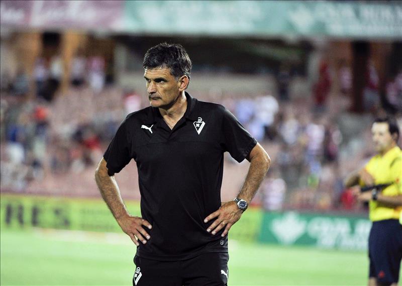 Mendilibar: "El Atlético es diferente al resto" Mendilibar, durante un partido con el Eibar