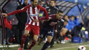 Juanfran disputando el balón con un rival.