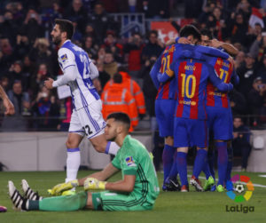 Los jugadores del Barcelona se abrazan en uno de los goles.