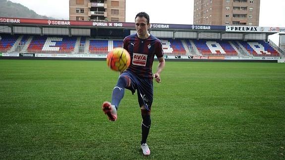 kike-garcia-575x323 Kike García, durante su presentación con el Eibar