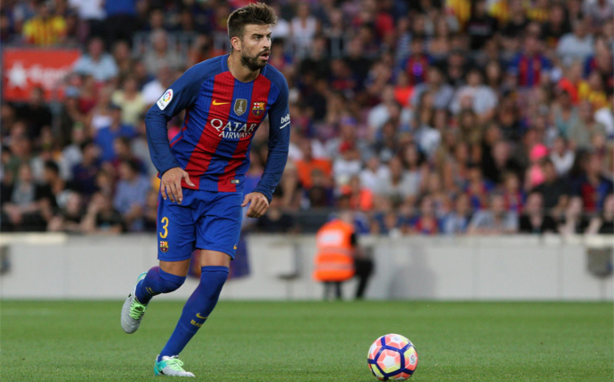 Piqué se entrena con el grupo Piqué, durante un partido