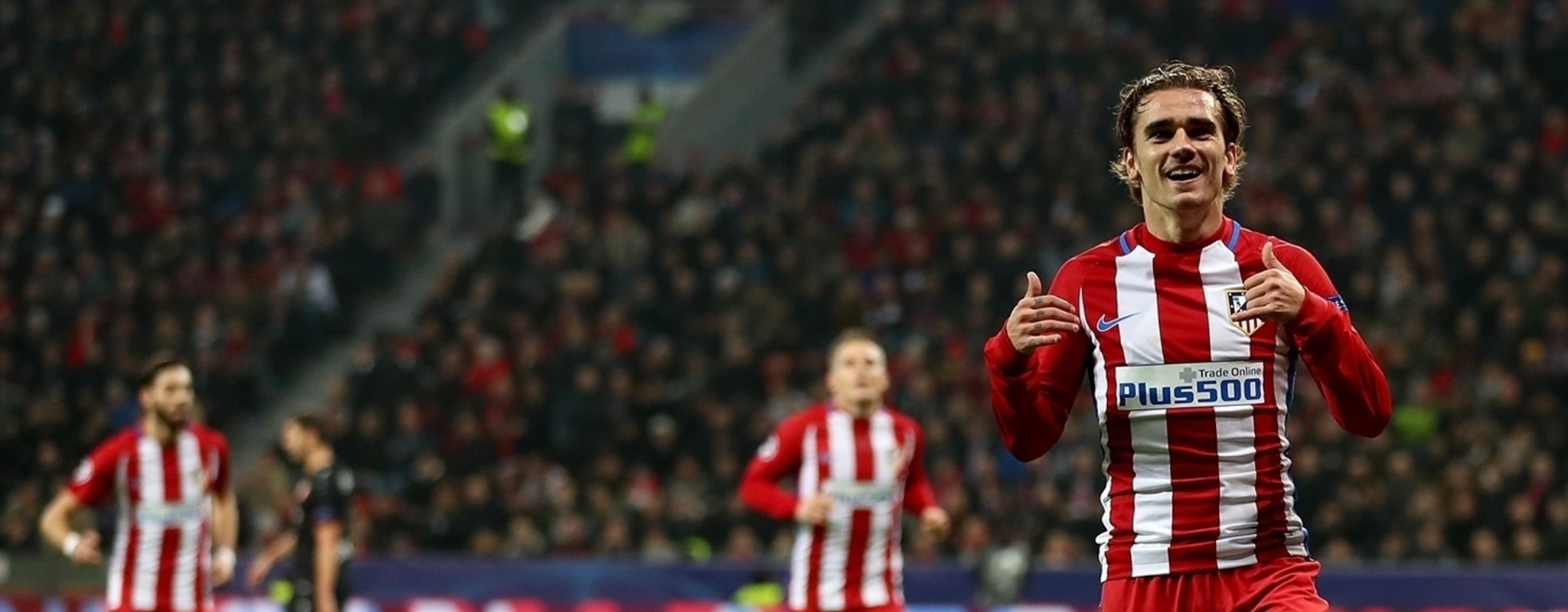 El Atlético de Madrid gana en Alemania y ya sueña con los cuartos de final Griezmann celebra el segundo gol en el BayArena.