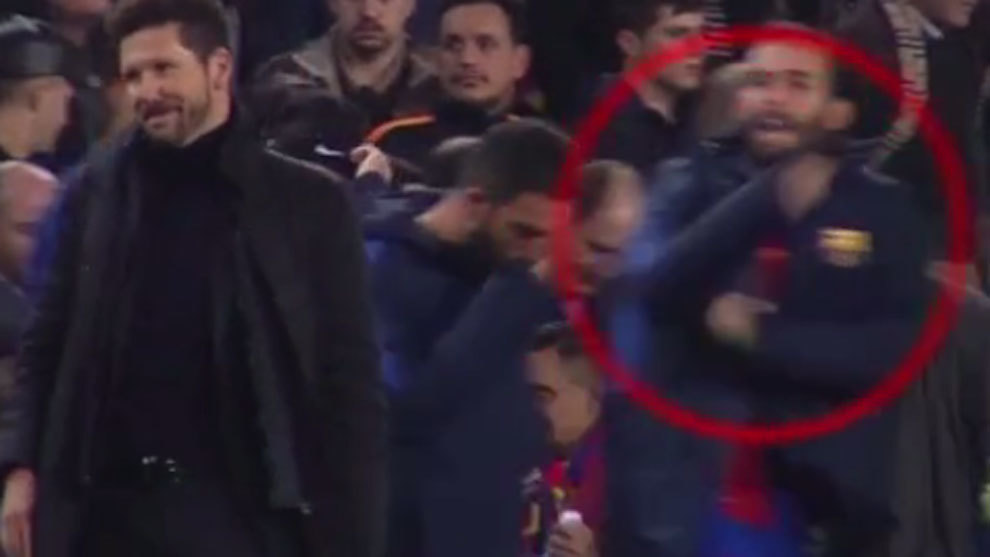 Aleix Vidal realiza un corte de mangas a espaldas de Simeone