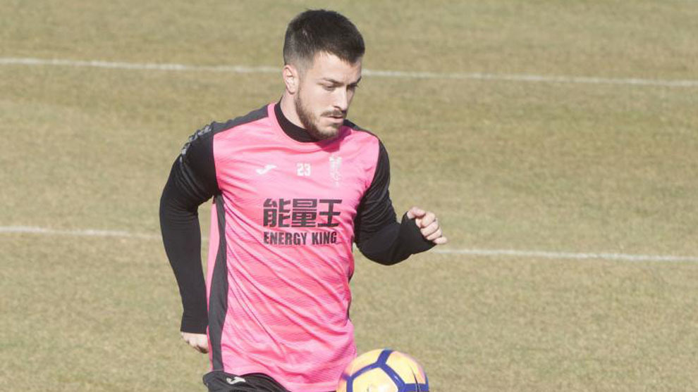 Héctor Hernández: "El Atlético es un rival duro" Héctor, durante un entrenamiento con el Granada