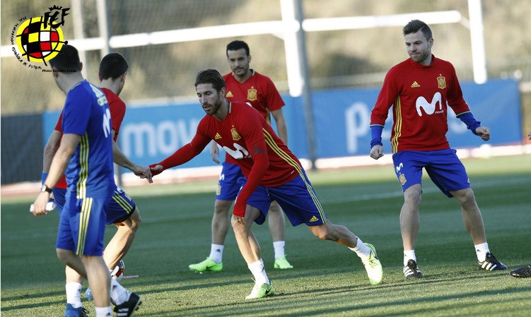 La Selección realizó hoy su primer entrenamiento a puertas abiertas Los jugadores se entrenaron con la mente en el partido ante Israel.