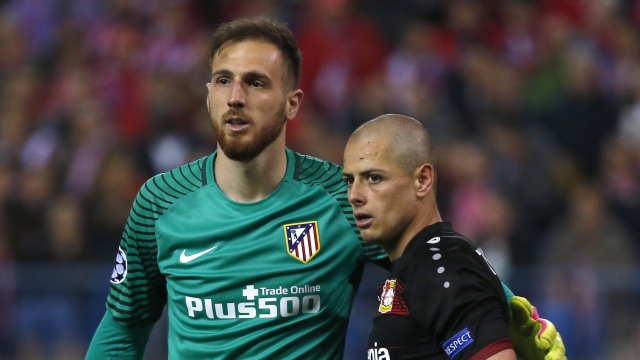 557071-jan-oblak-afp Oblak, con Chicharito Hernández
