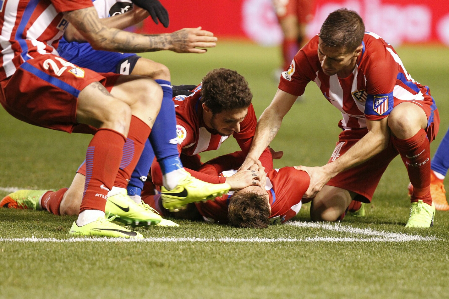 Tremendo susto de Torres en Riazor Torres tendido en el césped
