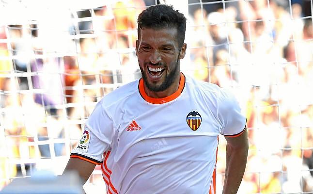 Garay: "Hay que hacernos fuertes lejos de Mestalla" Garay celebrando un gol