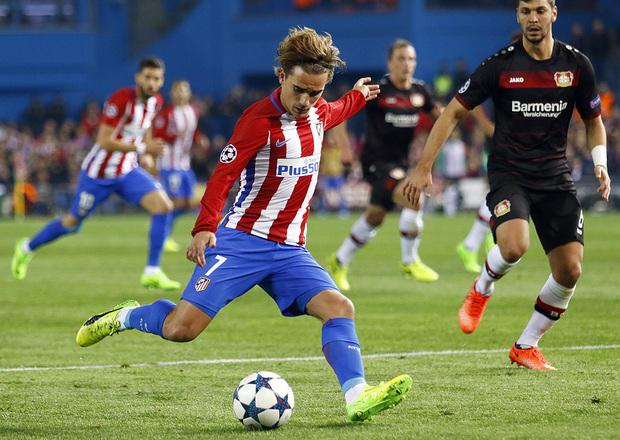 Griezmann disparando a portería Griezaman disparando a portería