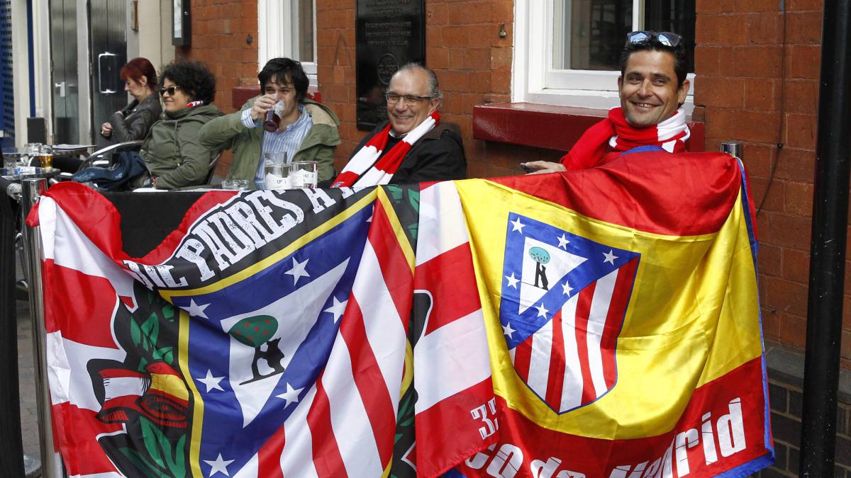 Aficionados rojiblancos ayer en Leicester.