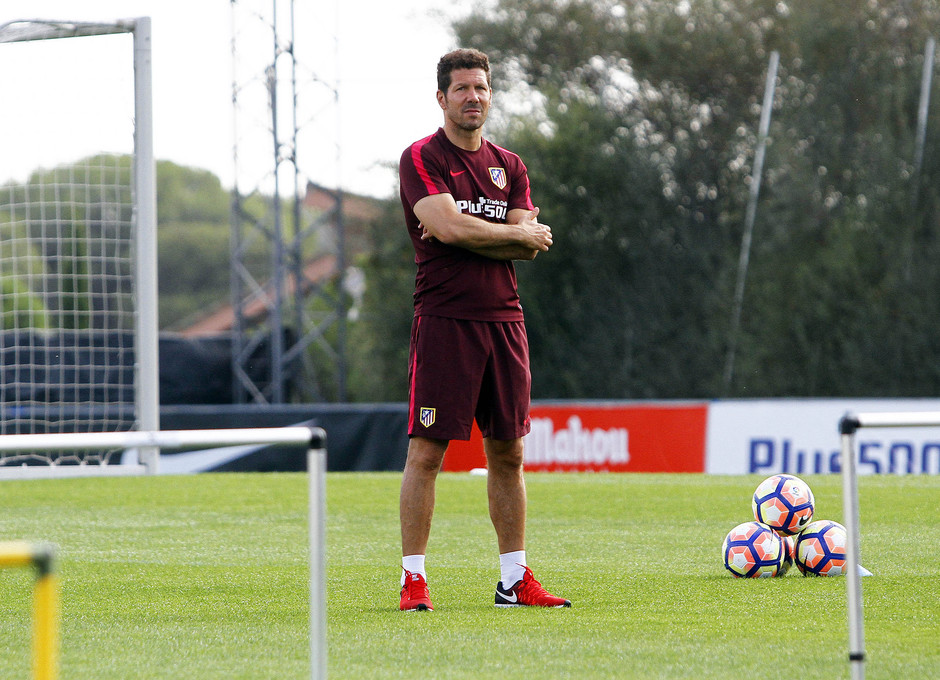 Simeone: "Buscaremos la mejor manera de resolver el partido" Simeone, durante un entrenamiento