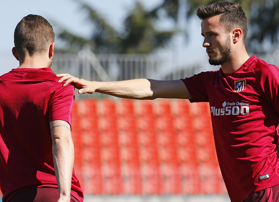 El Atlético de Madrid completó la última sesión de entrenamiento antes de viajar a Barcelona