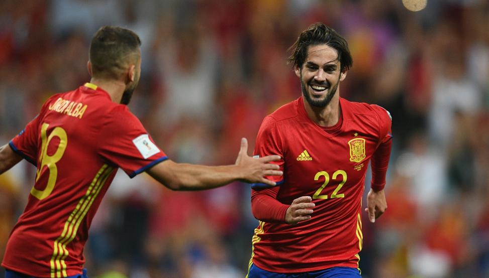 Isco celebrando un gol ante Italia.