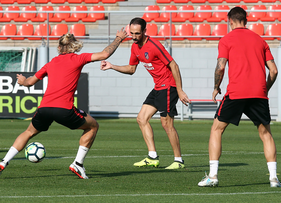 El Atlético se entrena con la mente puesta en el Sevilla