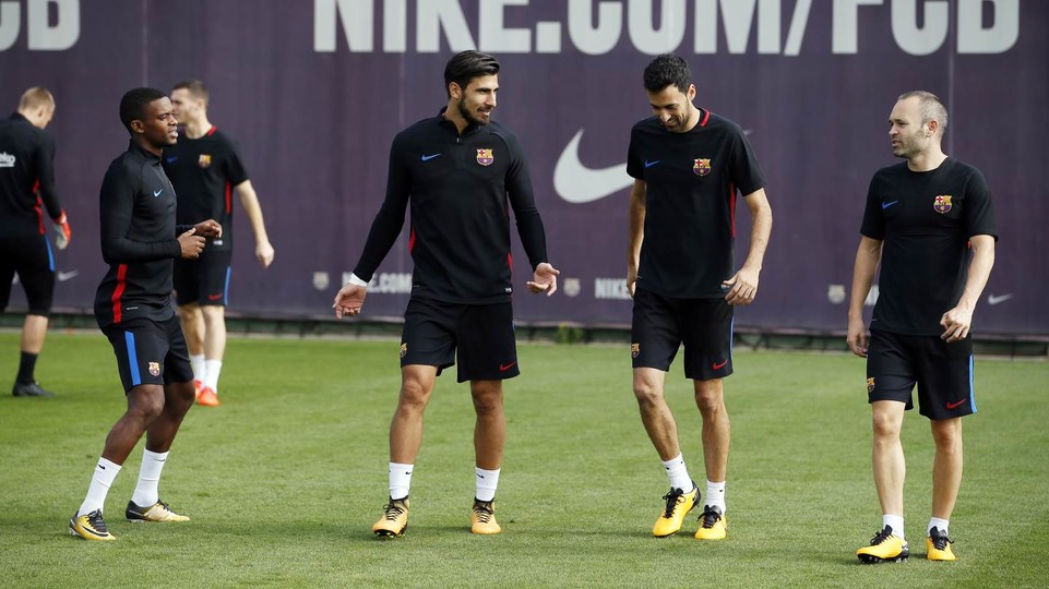 Iniesta se vuelve a ejercitar con su equipo