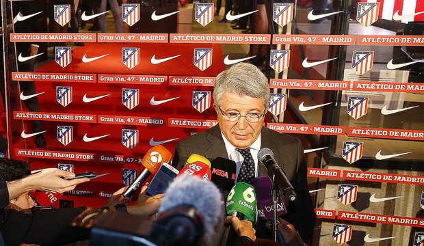 Enrique Cerezo atendiendo a los medios el año pasado