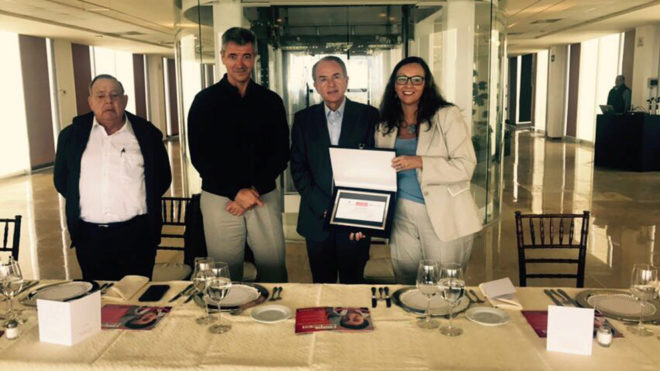 Entrega del cheque a Save The Children