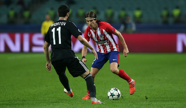 Filipe Luis ante el Qarabag en el partido de ida