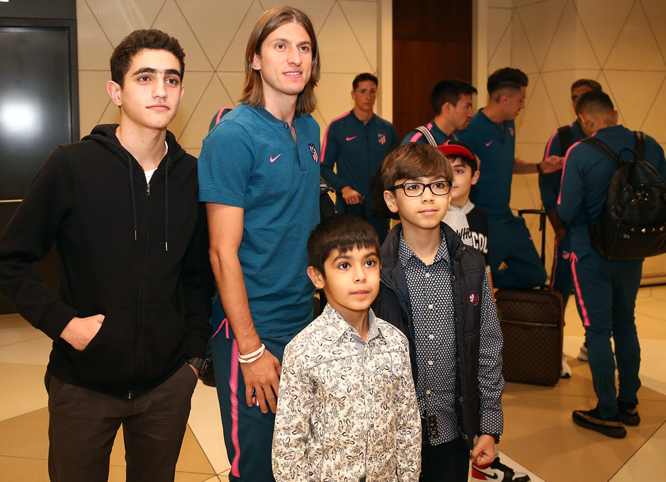 Filipe se fotografía con aficionados en Bakú