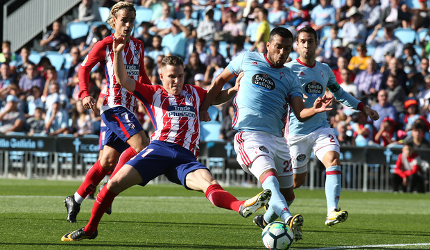 Gameiro peleando el balón ante el Celta de Vigo