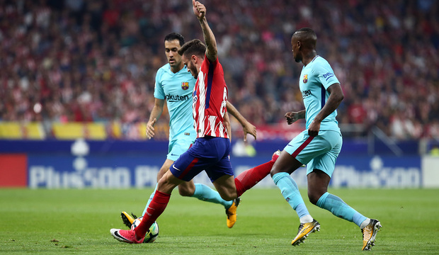 Saúl durante el partido ante el Barcelona