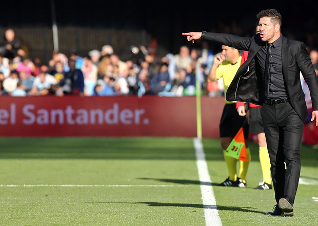 Simeone dirigiendo a los suyos ante el Celta