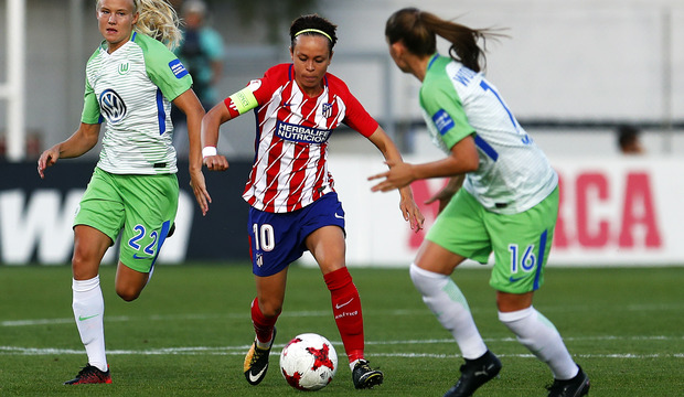 Amanda Sampedro luchando un balón durante el partido de ida ante el Wolfsburgo