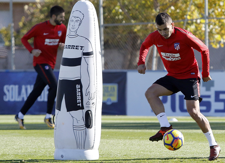 Simeone trabaja ataque y defensa con Savic al margen y Filipe en el gimnasio